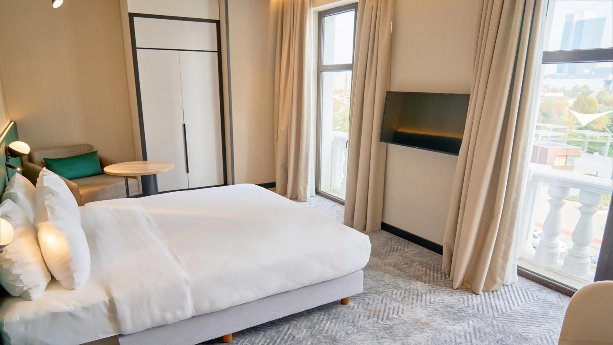 Holiday Inn Tashkent City By Ihg Екстериор снимка